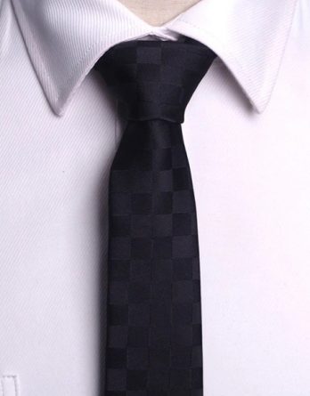 Juodas languotas kaklaraištis