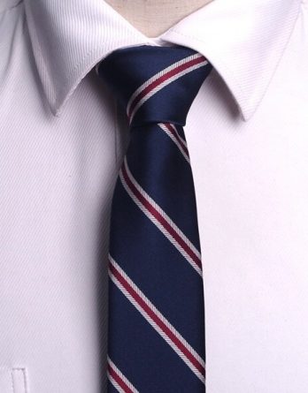 Mėlynas kaklaraištis su raudonais dryžiais